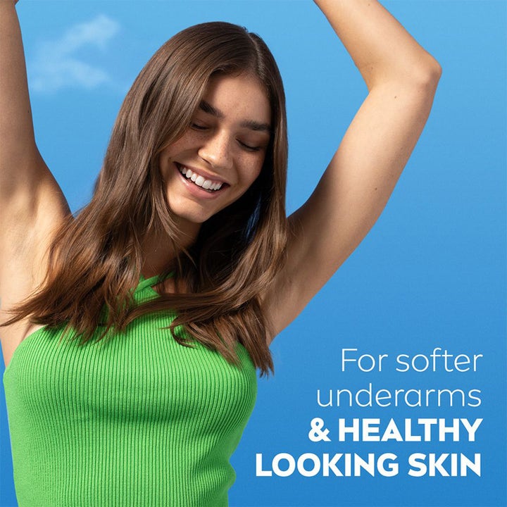 NIVEA Derma Control Defend Deo Spray 150 ml giver bløde armhuler og sund hud vist med smilende kvinde i grøn top.