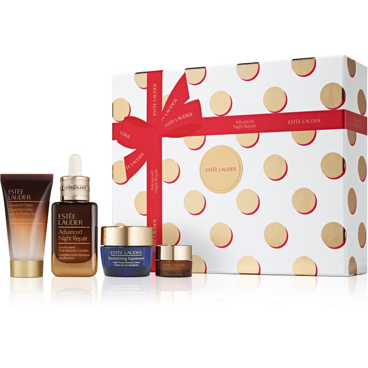 Estée Lauder Advanced Night Repair 4 dele hudplejesæt genopbygger huden med serum og cremer foran hvid prikket gaveæske.