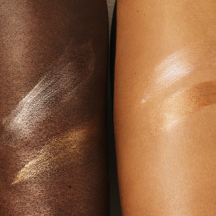 Sol de Janeiro Copacabana Bronze Glow Oil 75 ml kropsolie giver glød vist med glitrende swatches på huden