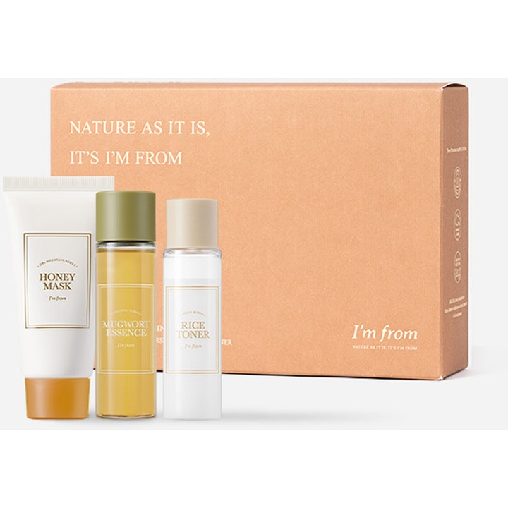I'm from Best Seller Kit hudplejesæt der giver fugt og glød med maske, essence og toner foran en brun papæske