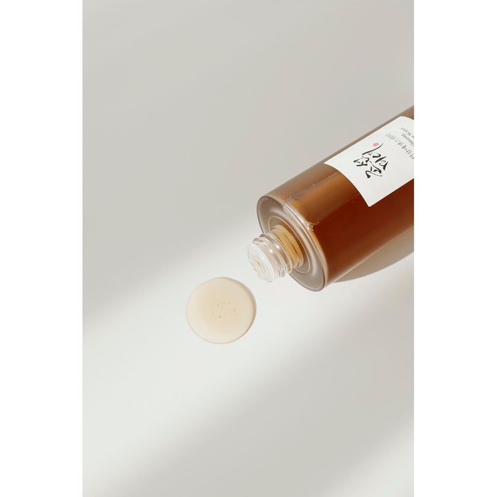 Beauty of Joseon Ginseng Essence Water med plejende ginseng og en dråbe letflydende tekstur ved siden af flasken