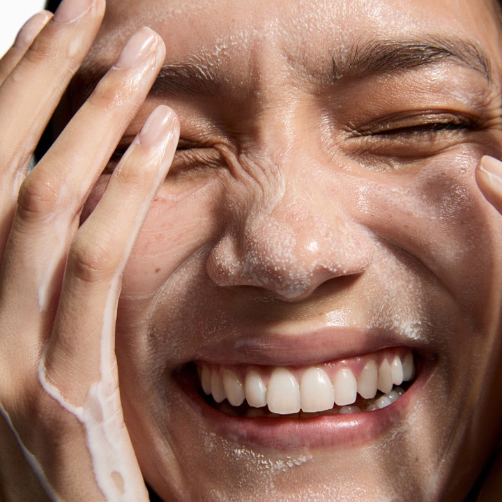 The INKEY List Hydrating Cream to Milk Cleanser 50 ml fugtgivende ansigtsrens på smilende ansigt med hvid tekstur