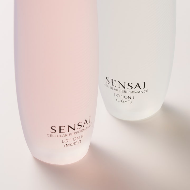 Sensai Cellular Performance Lotion II Moist 125 ml fugtgivende toner i en elegant lyserød flaske af frostet glas