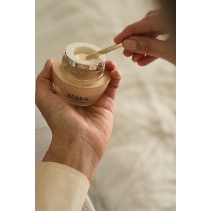 Sensai Ultimate The Eye Cream 15 ml plejende øjencreme i krukke der påføres med en guld-applikator