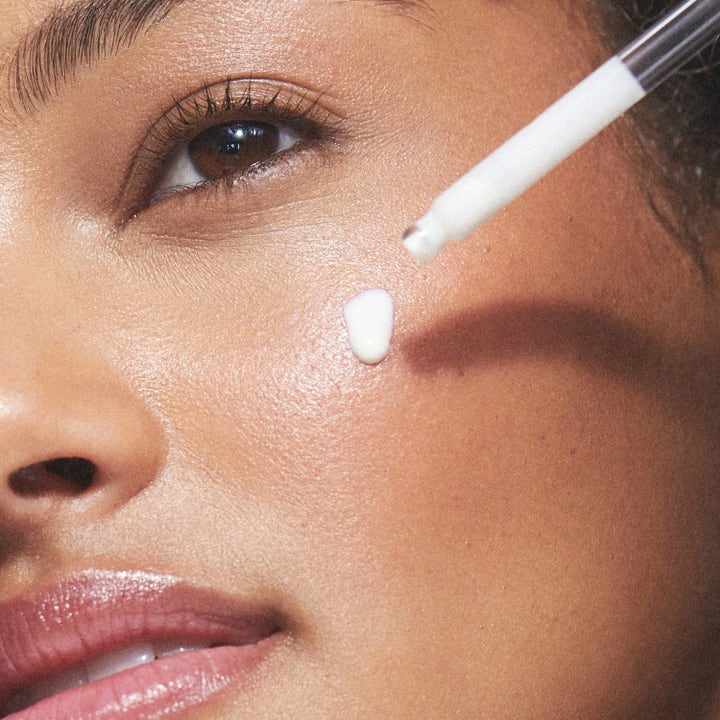 KORA Organics Silky Sun Drops 30 ml mineral sunscreen serum giver en silkeblød finish og påføres med pipette.