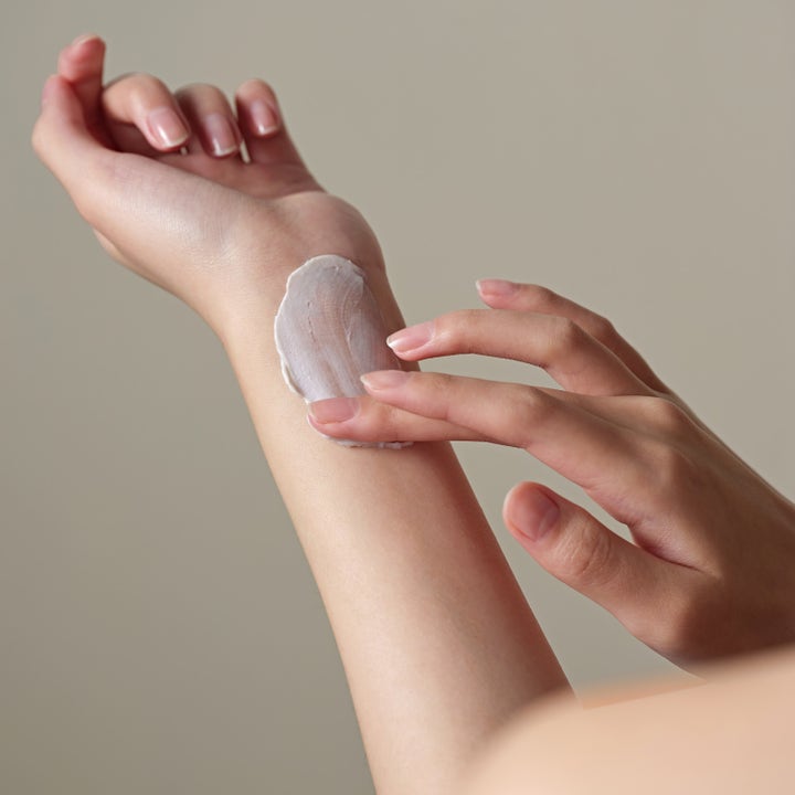 Dr. Ceuracle Vegan Aquarizing Hand Cream 50 ml fugtgivende håndcreme med en blød hvid tekstur på huden