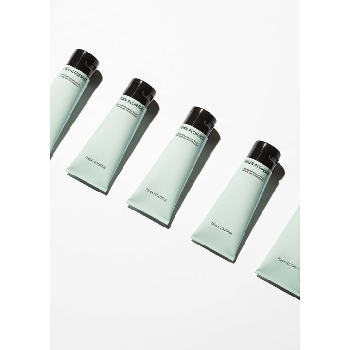 Grown Alchemist Regenerating Gel Mask 75 ml ansigtsmaske i lysegrønne tuber på række der giver glød