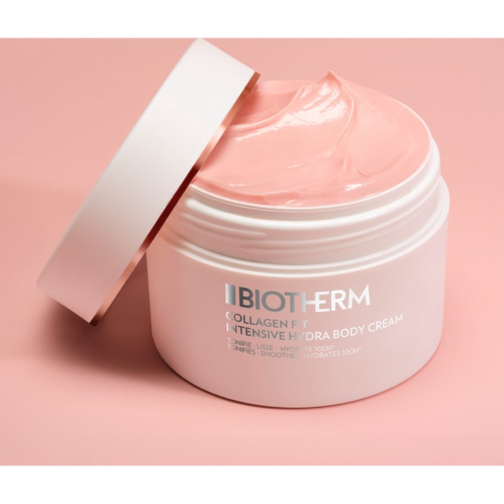 Biotherm Collagen Fit Body Cream 200 ml fugtgivende kropscreme i hvid krukke med cremet lyserød teksturbaggrund.