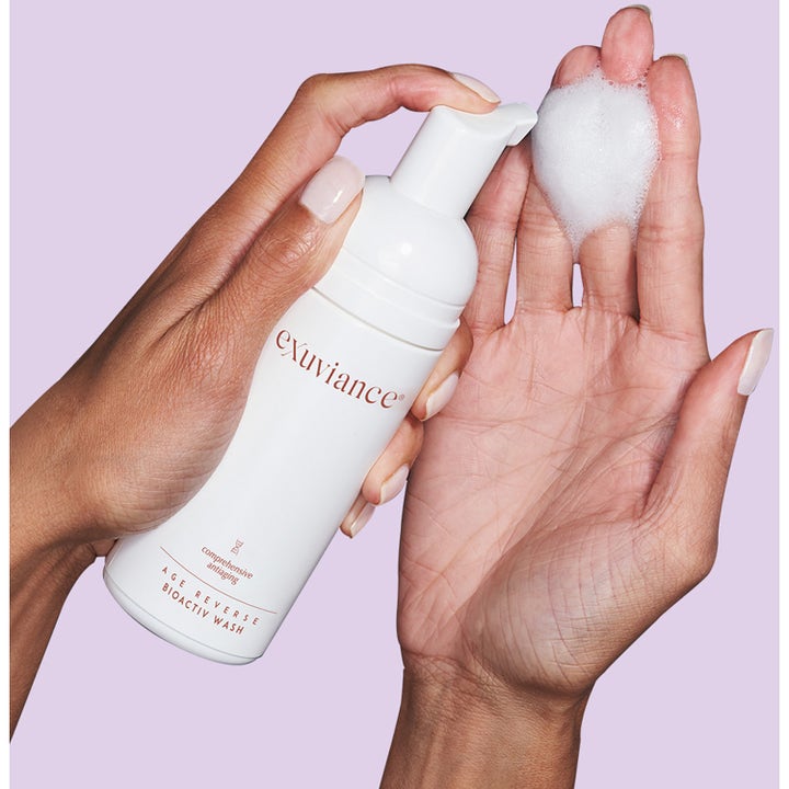 Exuviance Age Reverse BioActiv Wash 125 ml anti-aging ansigtsvask i hvid pumpflaske med blødt rensende hvidt skum