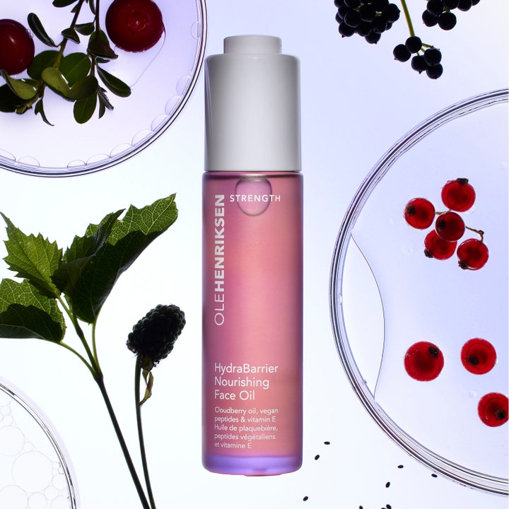 Ole Henriksen Strength HydraBarrier Face Oil 30 ml nærende ansigtsolie i lilla glasflaske med bær og blade