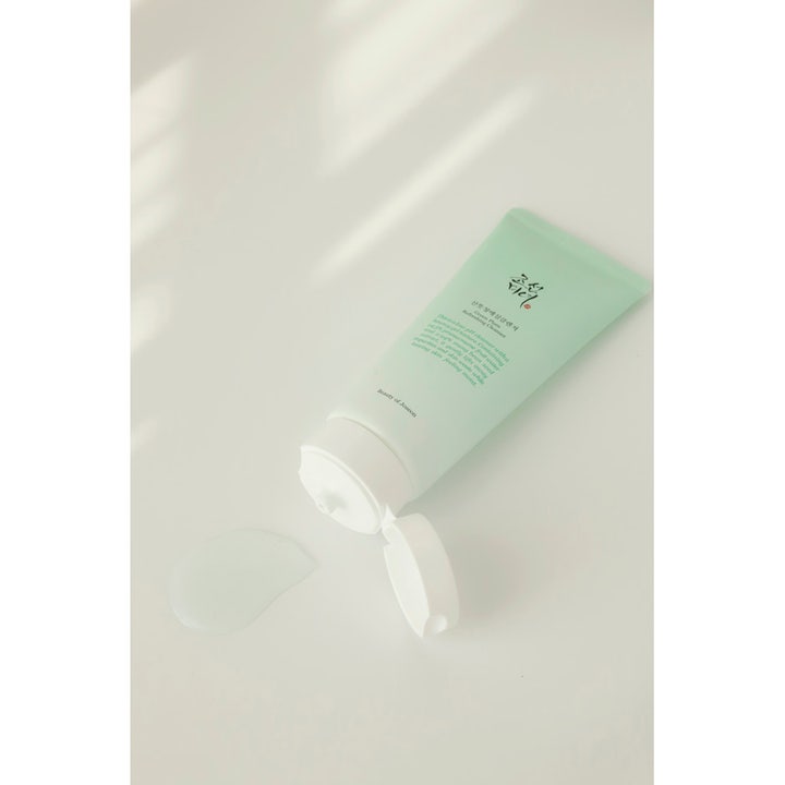 Beauty of Joseon Green Plum Refreshing Cleanser 100 ml ansigtsrens i lysegrøn tube med synlig klar gel-konsistens.