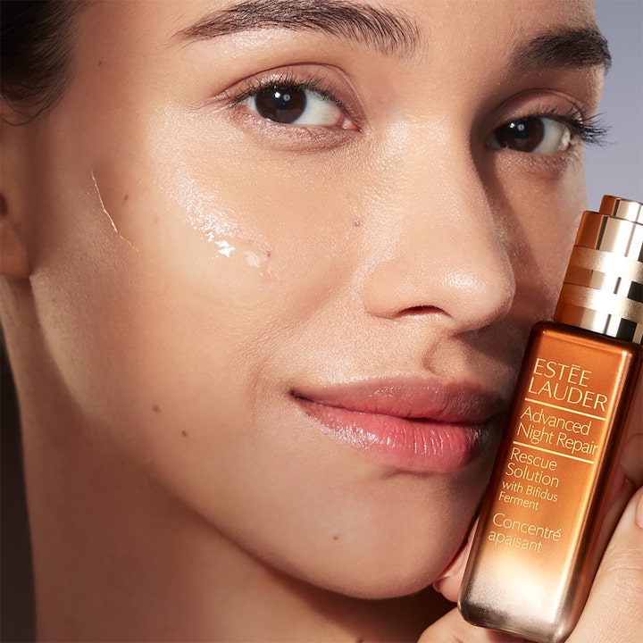 Estée Lauder Advanced Night Repair Rescue Solution 20 ml beroligende serum med Bifidus Ferment på model
