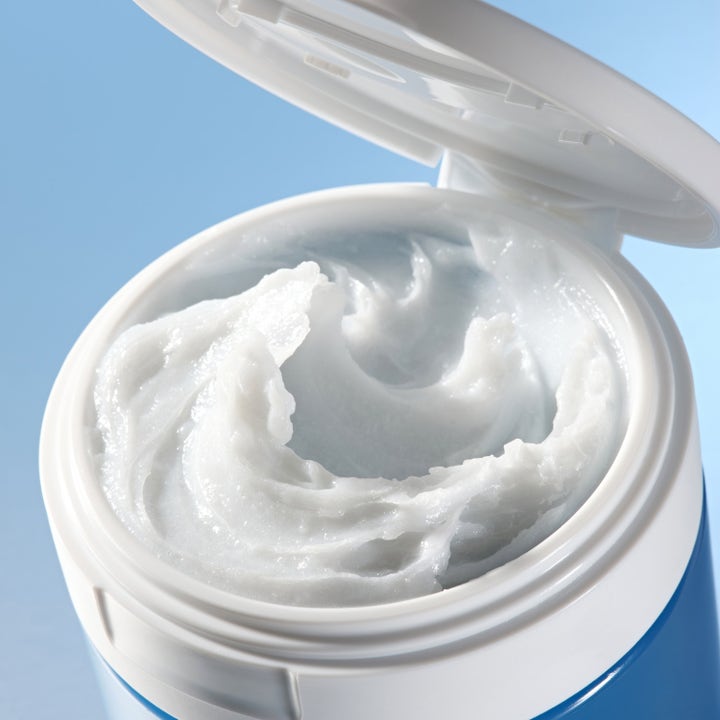 Dr. Ceuracle Hyal Reyouth Melting Foaming Balm 100 ml fugtgivende ansigtsrens med hvid cremet tekstur i blå krukke
