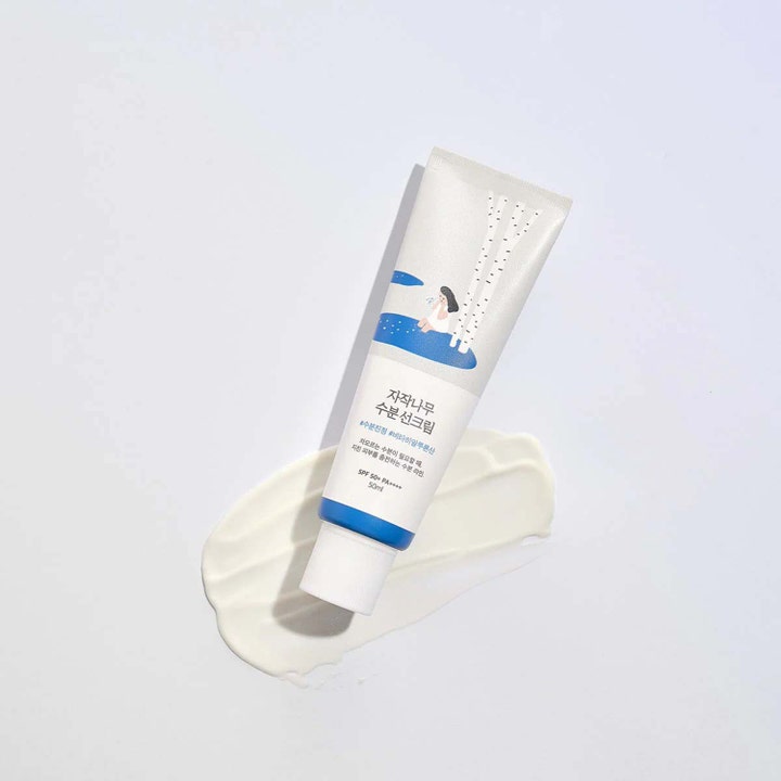 Round Lab Birch Juice Moisturizing Sunscreen 50 ml fugtgivende solcreme SPF 50 hvid tube på cremet hvid tekstur