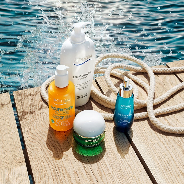 Biotherm Waterlover Sun Milk SPF50 200 ml solcreme i gul pumpeflaske vist i et maritimt miljø på en træbro