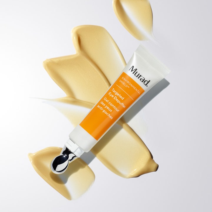 Murad Targeted Eye Depuffer 15 ml øjencreme mod hævelser i orange tube med metaltip på gul tekstur.