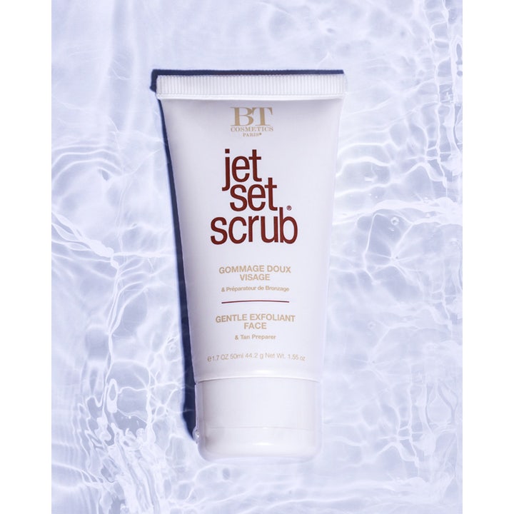 Jet Set Sun Jet Set Gentle Exfoliant Face Scrub 50 ml ansigtsskrub i hvid tube på en baggrund af vand