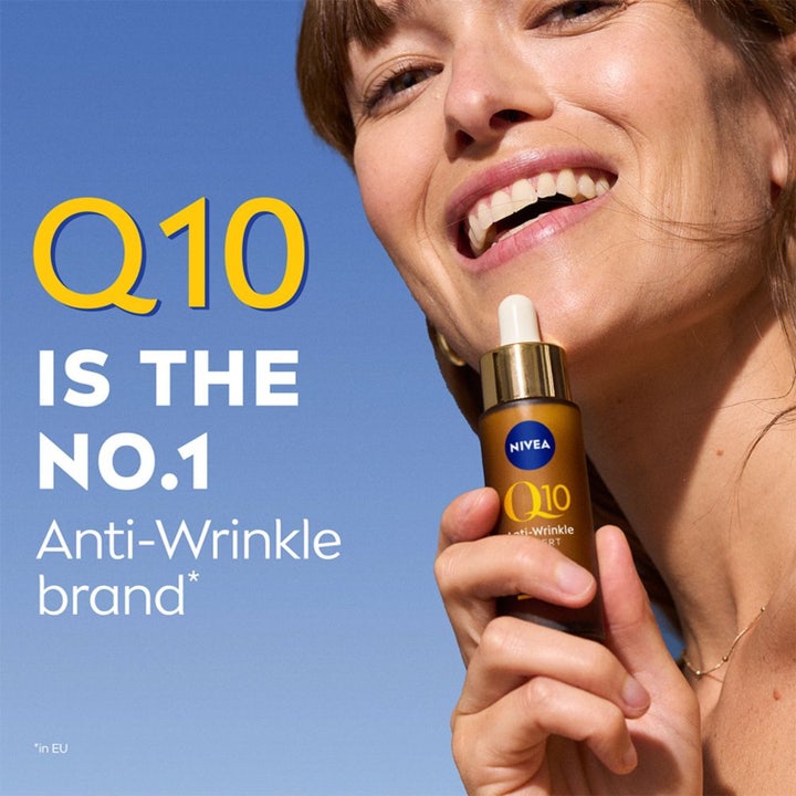 NIVEA Q10 Anti-Wrinkle Expert 30 ml serum mod rynker med to glade kvinder og teksten 8/10 women say it's the best
