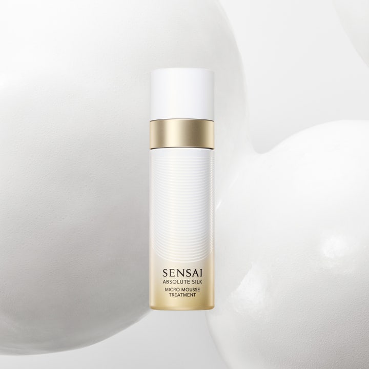 Sensai Absolute Silk Micro Mousse Treatment 90 ml fugtgivende toner med hvid moussetekstur på hånd fra guldflaske.