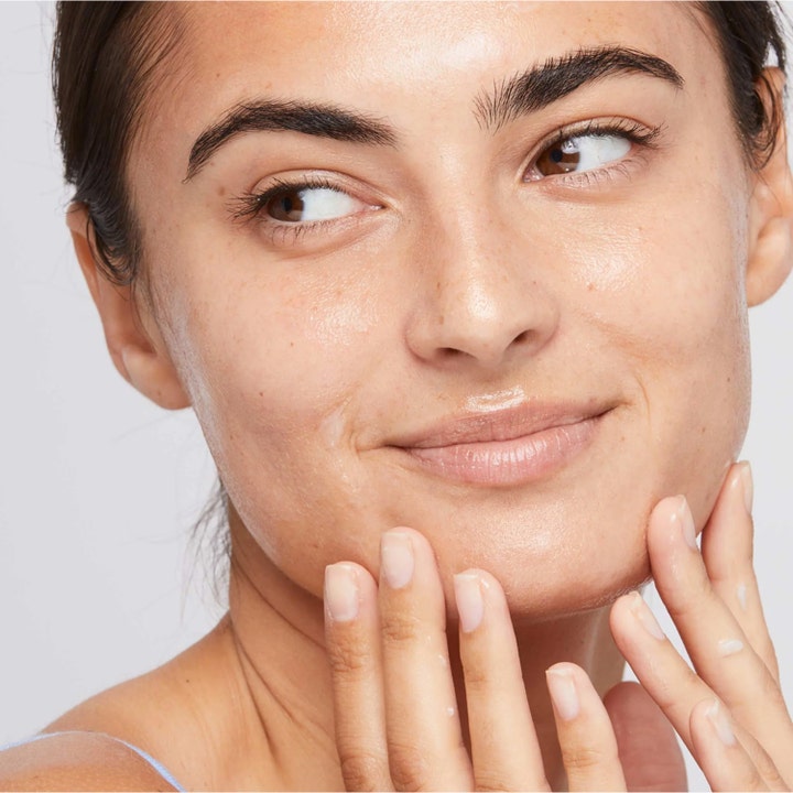 Dermalogica UltraCalming Calm Water Gel 50 ml fugtgivende ansigtscreme påføres af model for en sund og hydreret glød.