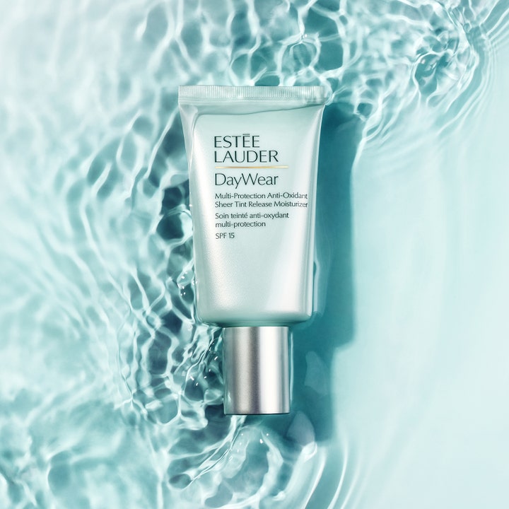 Estée Lauder DayWear Sheer Tint Release Moisturizer 50 ml dagcreme med SPF 15 i lysegrøn tube i klart vand