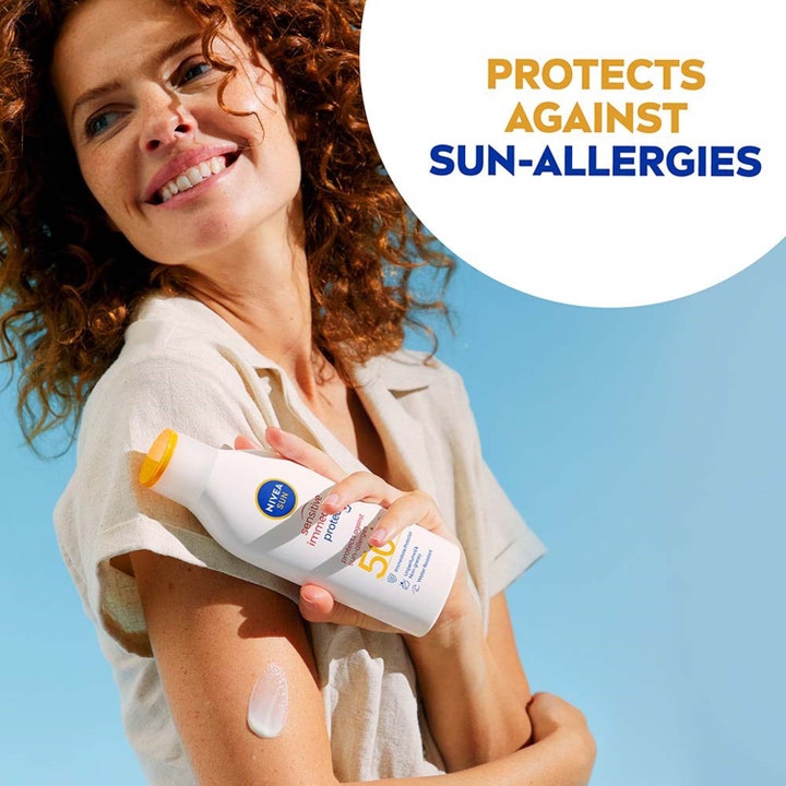 NIVEA Sun Sensitive Immediate Protect Lotion 200 ml solcreme mod solallergi vist med hvid lotion på en arm i solen