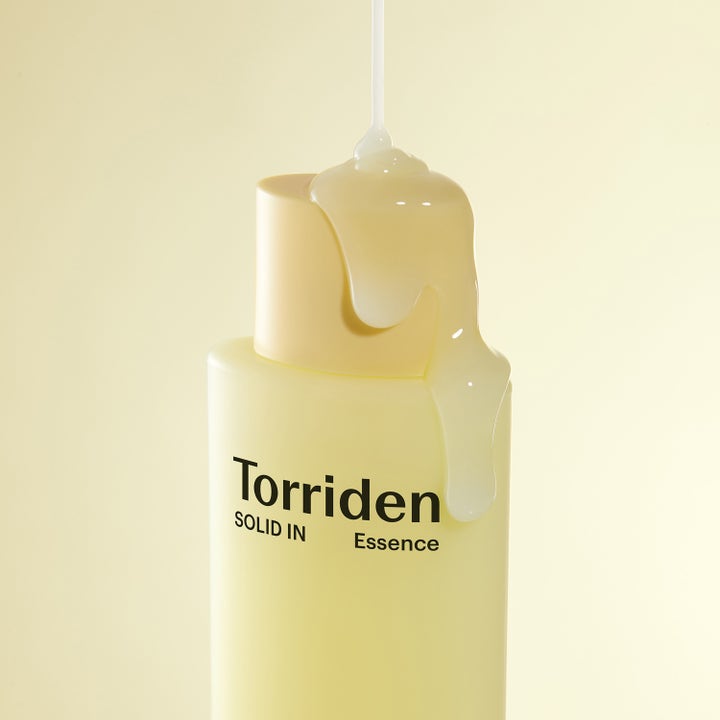 Torriden SOLID-IN All Day Essence 100 ml fugtgivende ansigtsessens med cremet gul tekstur der løber ned over flasken