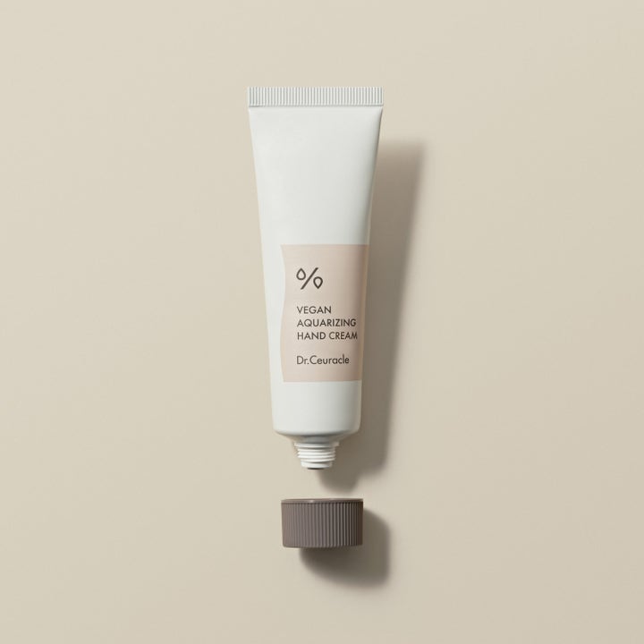 Dr. Ceuracle Vegan Aquarizing Hand Cream 50 ml fugtgivende håndcreme i hvid tube med beige etiket og brunt låg