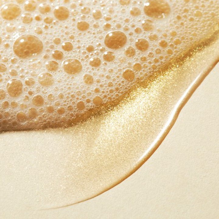 Nuxe Prodigieux Shower Oil 200 ml duscholie der giver glød med en gylden glitrende tekstur og fine bobler