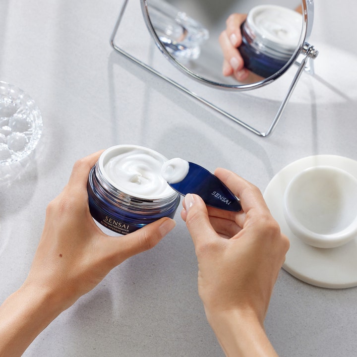 Sensai Cellular Performance Extra Intensive Mask 75 ml ansigtsmaske med cremet tekstur og blå spatel