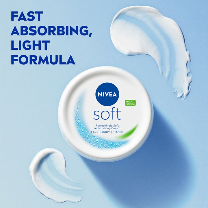 NIVEA Soft 500 ml fugtgivende creme med hurtigtabsorberende vegansk formel og hvide creme-strøg på blå bund.