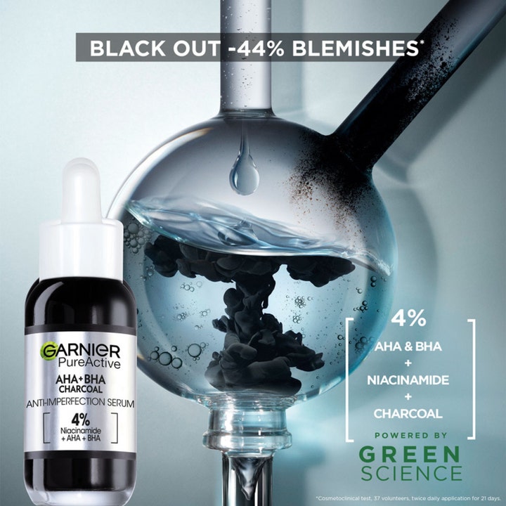 Garnier PureActive Blemish Black Out Serum 30 ml mod urenheder med 4% AHA BHA og kul i en videnskabelig glaskolbe