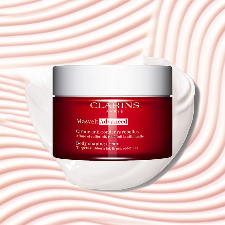 Clarins Masvelt Advanced Body Shaping Cream 200 ml opstrammende kropscreme i rød krukke mod bølget hvid tekstur