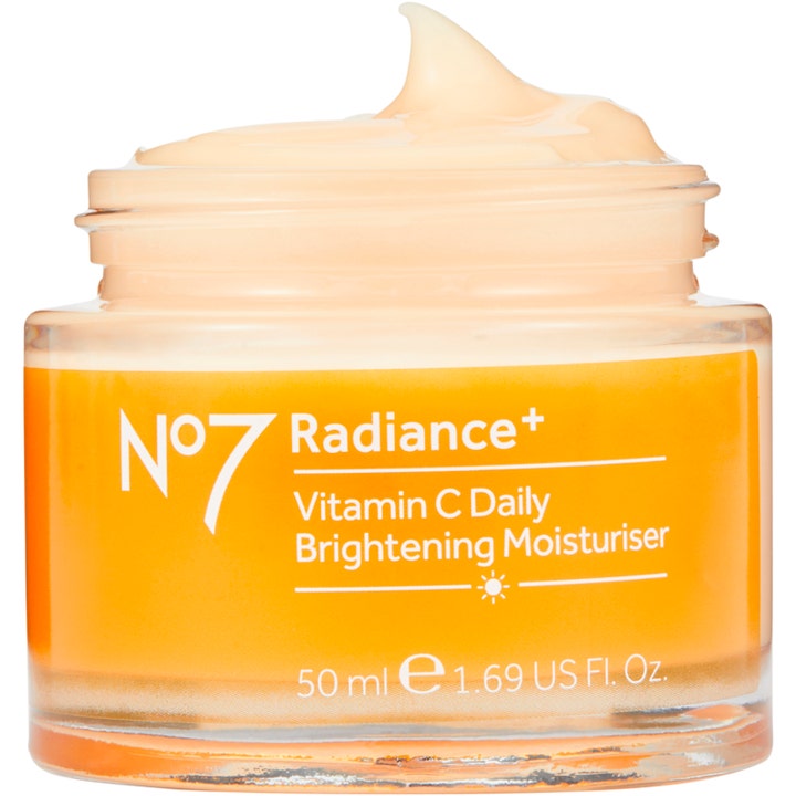 No7 Radiance + Vitamin C Daily Brightening Moisturiser 50 ml dagcreme i åben glaskrukke med ferskenfarvet tekstur