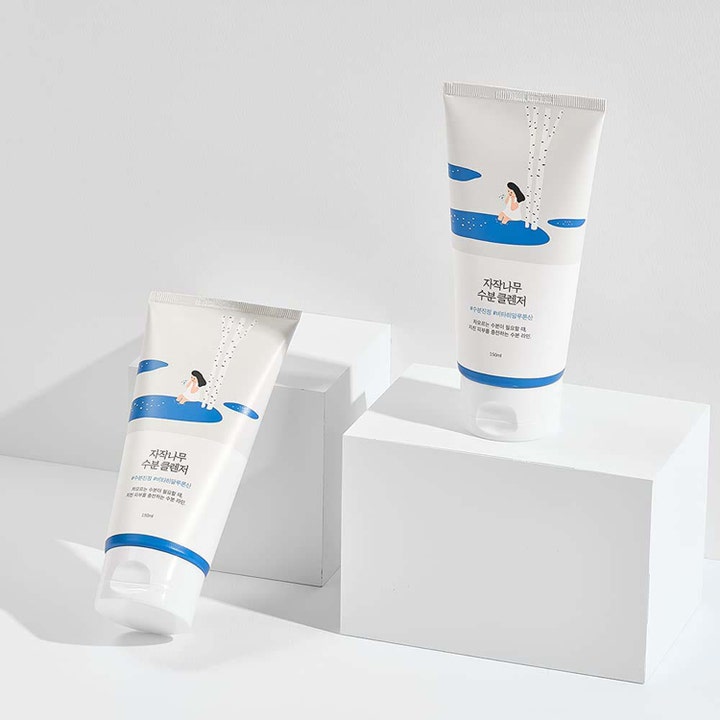 Round Lab Birch Juice Moisturizing Cleanser 150 ml ansigtsrens i hvide tuber med blå birketræsillustrationer