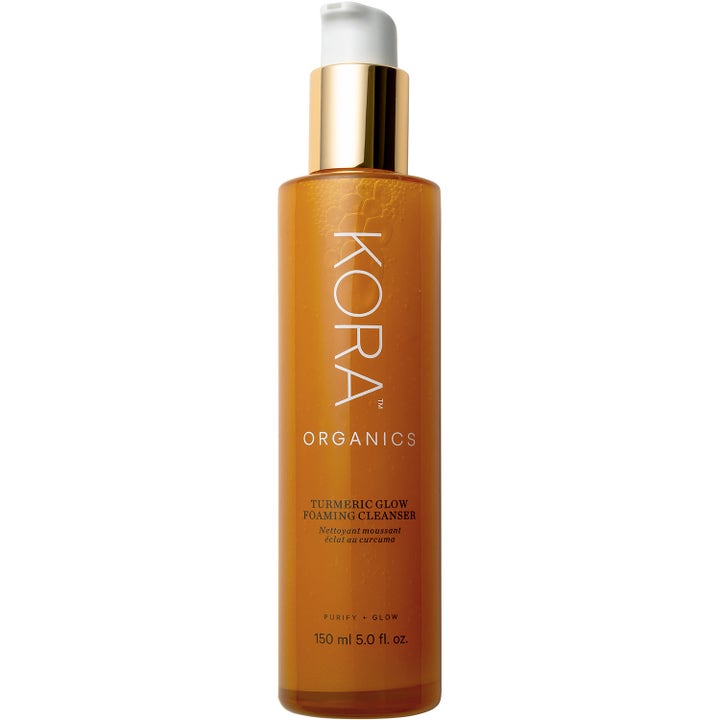 Kora Organics Turmeric Glow Foaming Cleanser 150 ml ansigtsrens giver glød i en ravfarvet flaske med guldpumpe