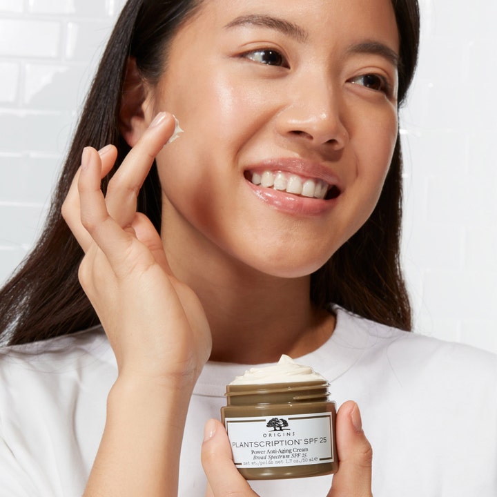 Origins Plantscription SPF25 Power Anti-Aging Cream 50 ml dagcreme påføres af smilende kvinde