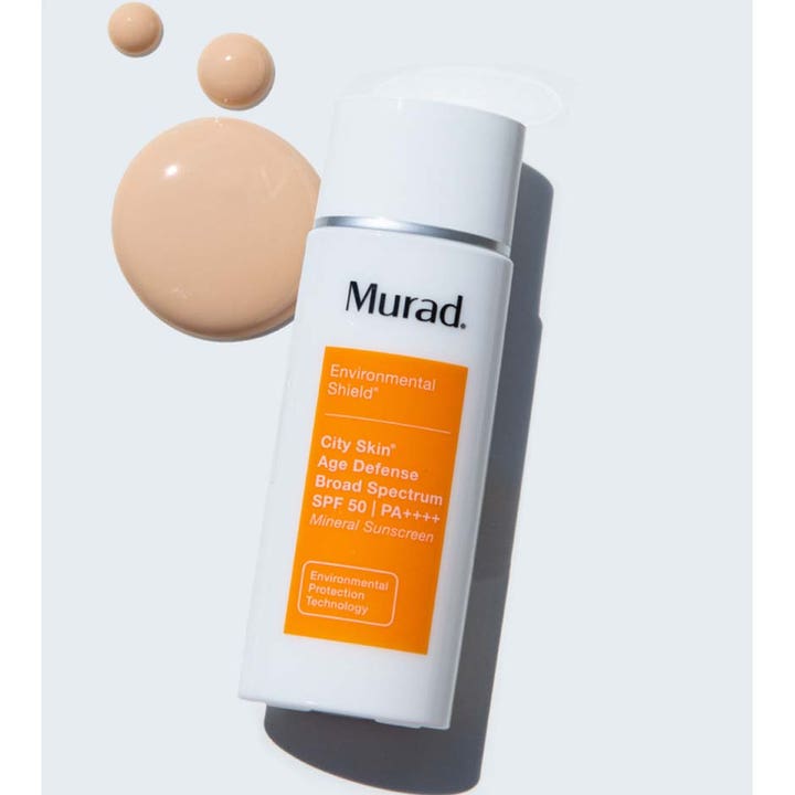 Murad Environmental Shield City Skin SPF50 50 ml solcreme til ansigtet i hvid flaske med ferskenfarvet tekstur