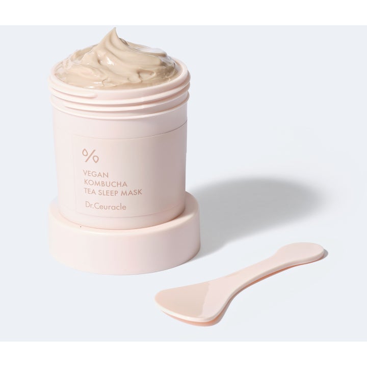 Dr. Ceuracle Vegan Kombucha Tea Sleep Mask 100 g nattmaske med cremet tekstur i lyserød krukke og medfølgende spatel.