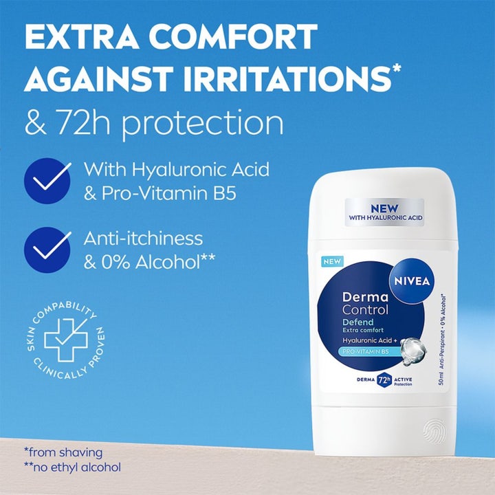 NIVEA Derma Control Defend 50 ml deo stick i hvid emballage holdes mod blå baggrund med produktfordele