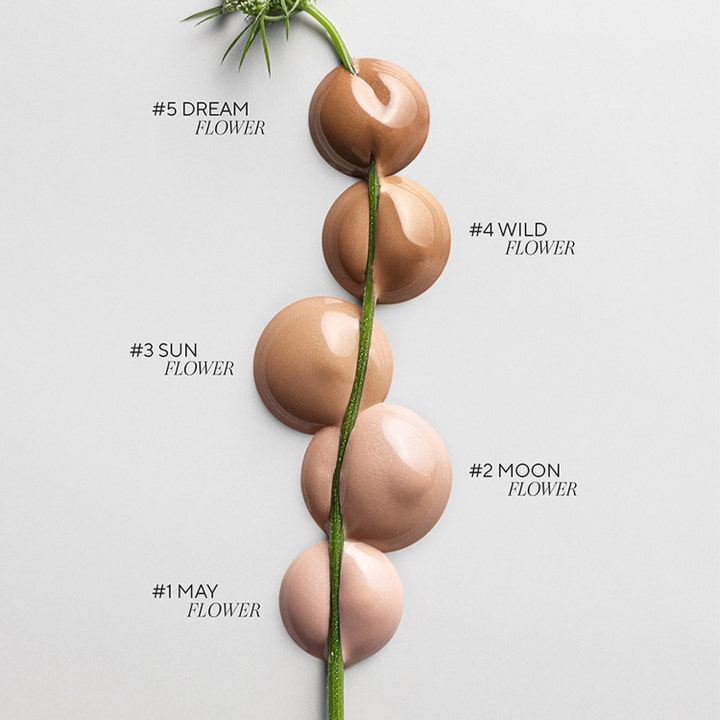 MÁDARA H2O Tint Hyaluron Tinted Serum 30 ml fugtgivende serum med cremede swatches af nuancer på en blomsterstilk.