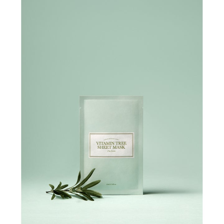 I'm from Vitamin Tree Sheet Mask 1 stk fugtgivende ansigtsmaske i en lysegrøn sachet ved en lille grøn gren