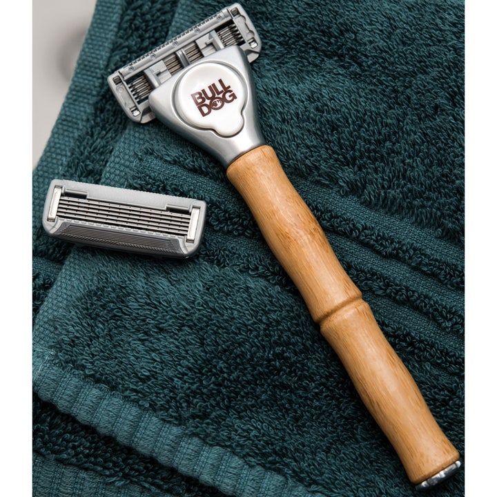 Bulldog Original Steel Blades 4 stk giver tæt barbering med bambusskraber og blade på et mørkegrønt håndklæde
