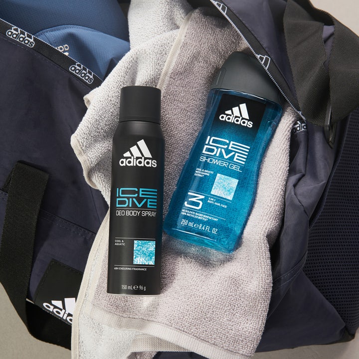 Adidas Ice Dive For Him 400 ml opfriskende showergel og deospray i en blå sportstaske med et gråt håndklæde