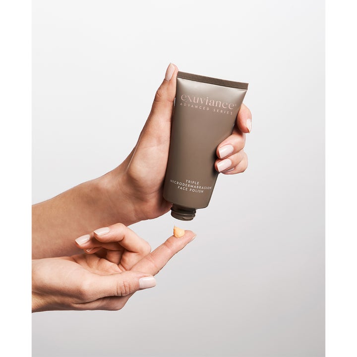 Exuviance Triple Microdermabrasion Face Polish 75 g eksfolierende peeling i tube der giver glød på en fingerspids