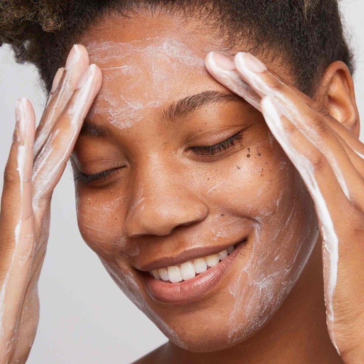 Dermalogica Daily Microfoliant Duo 148 g peeling giver glød vist som hvid skummende tekstur på huden.