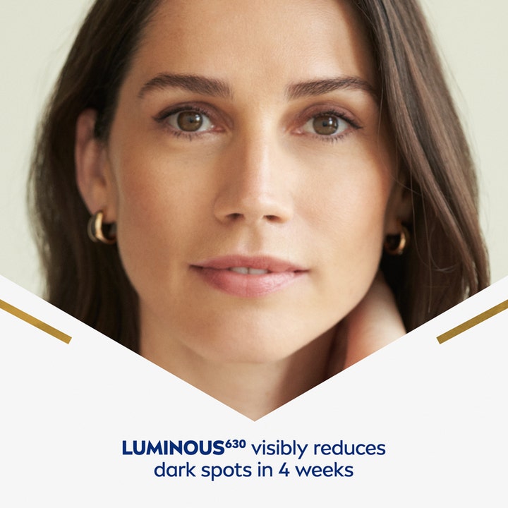 NIVEA LUMINOUS 630 Anti Dark-Spot Tinted Fluid 40 ml tonet dagcreme på kvinde med jævn hud og tekst om 4 uger
