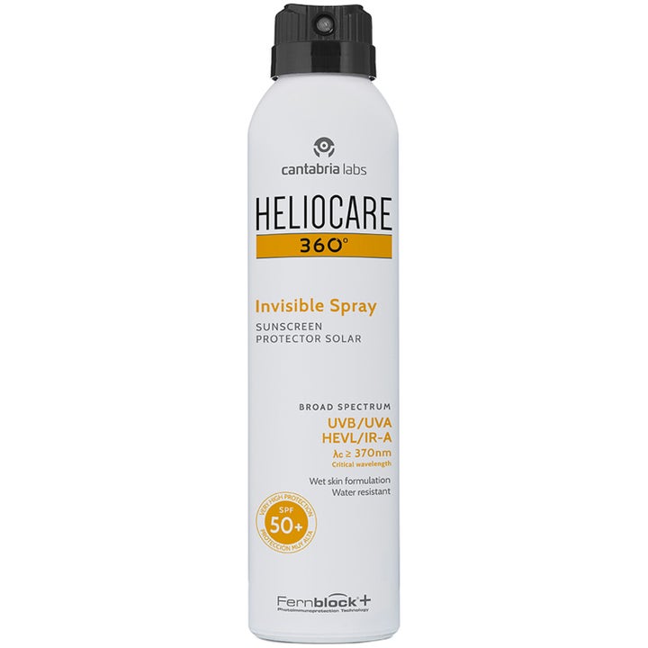 Heliocare 360 Invisible Spray SPF 50+ solcreme giver bredspektret beskyttelse i hvid sprayflaske med sort låg.