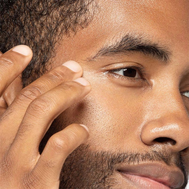 Dermalogica Awaken Peptide Eye Gel 15 ml opfriskende øjengel påføres på huden omkring øjnene i et nærbillede.