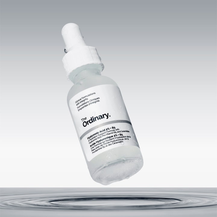 The Ordinary Hyaluronic Acid 2% + B5 60 ml fugtgivende serum i frostet glasflaske med dråber over kruset vand